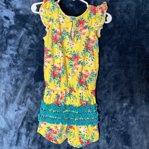 Girls ruffle butts one piece romper outfit - Picture 4 of 4